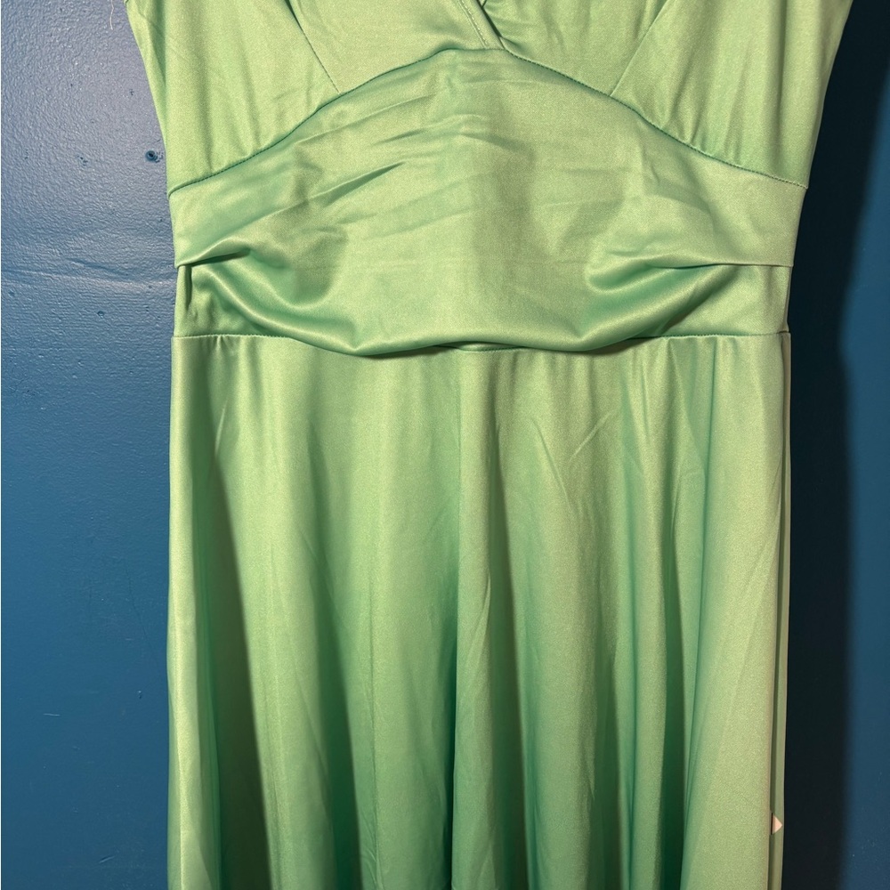 Elegant Green Sleeveless Dress - Picture 3 of 3